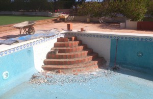 Reparación y construcción escaleras para piscinas en Benicassim y Castellón