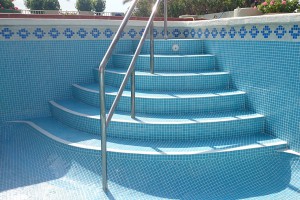 Reparación y construcción escaleras para piscinas en Benicassim y Castellón