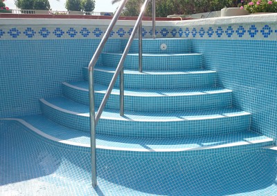 Reparación y construcción escaleras para piscinas en Benicassim y Castellón